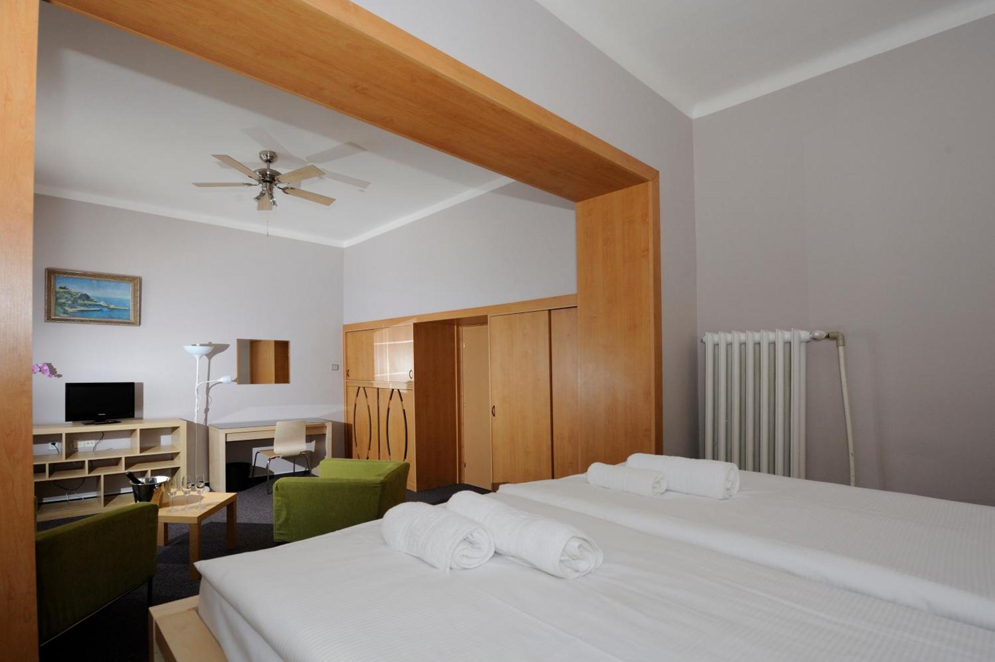 Hotel Zlata Stika 파르두비체 외부 사진
