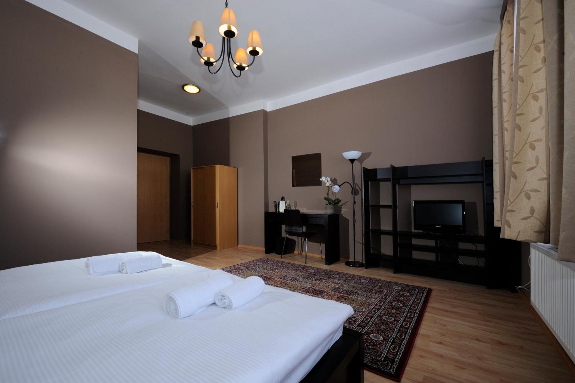 Hotel Zlata Stika 파르두비체 외부 사진